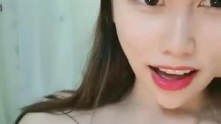 业余大学生在她的第一部色情视频中被性玩具玩得淘气