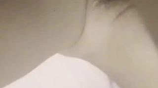成熟的男人在他们一起看电视时给继女一个感性的足部按摩
