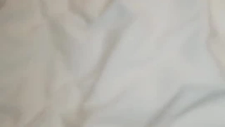 小胸部的业余美女被猛烈地操