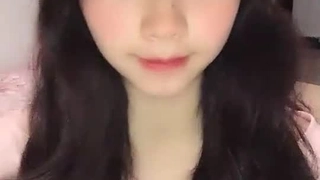 阿根廷少女在独奏视频中探索她的性欲