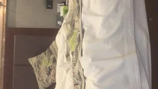 [酒店偷拍] 青梅竹马鸳鸯戏床~打打闹闹GG就不小心滑进去了~原本有些害羞~性爱开关打开后就完全放开了~!!
