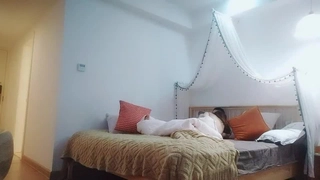 深色头发的少女享受肛珠和自慰
