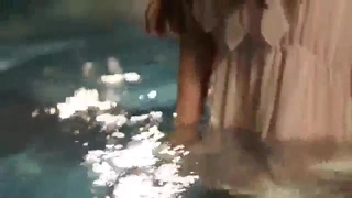 学生制服双马尾小皱菊开裆黑丝自慰棒整个插进逼里流出好多白浆