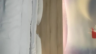 害羞的大学女孩穿着内衣和男友调皮