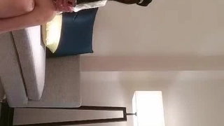 真实偷情！在兄弟家客厅操她老婆！房门都没有关！！