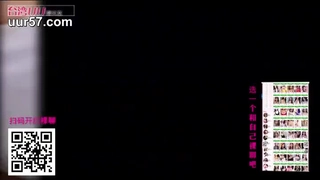 少女色情明星Alex Little在宿舍房间里给了一个懒散的口交
