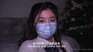 Stuck4k视频特色是一个热辣的少女被粘在桌子上,迫切需要帮助