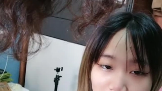 业余少女Nastya展示她完美的身体,并在POV中使用性玩具