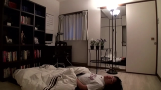 年轻的金发女孩在自制视频中用玩具自慰